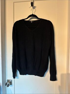 Men's Uniqlo Medium Black V-Neck Sweater